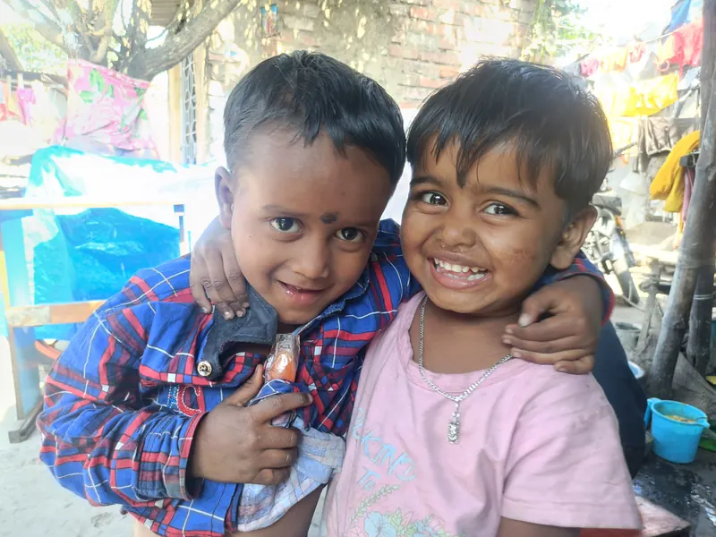 Deux enfants dans un quartier de bidonvilles de Kolkata