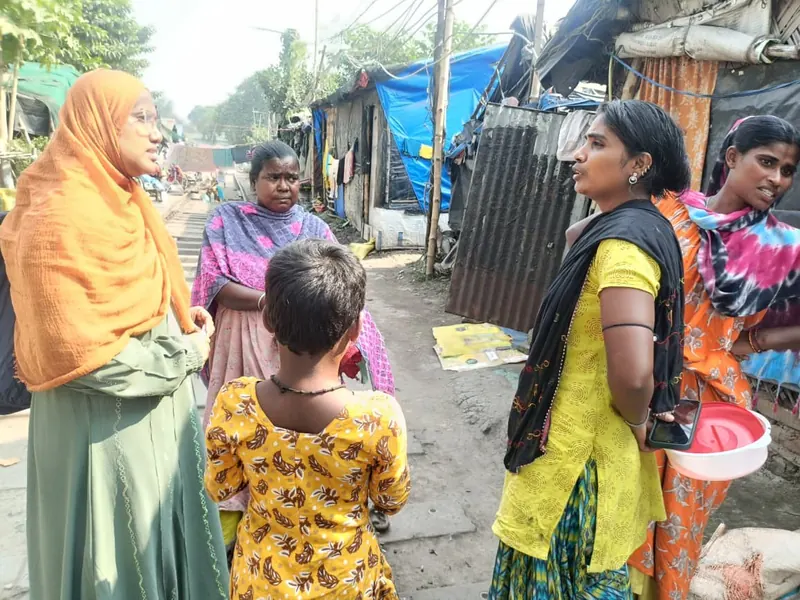Frauen und Kinder im Gespräch in einem Slumviertel von Kolkata